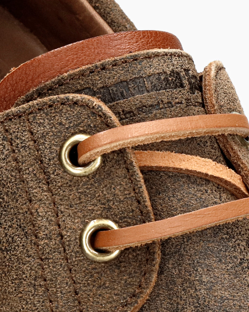 Boat náutico de piel con forro interior de piel. marron