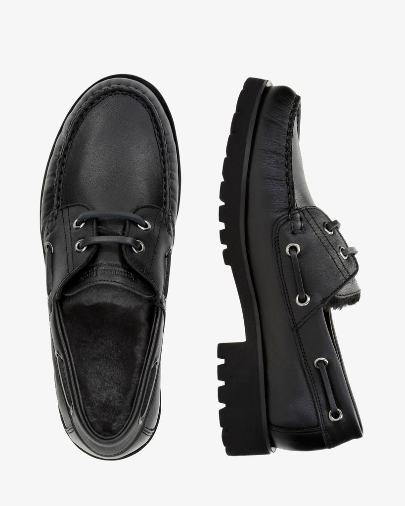 Boat náutico de piel con forro interior de pelo. negro