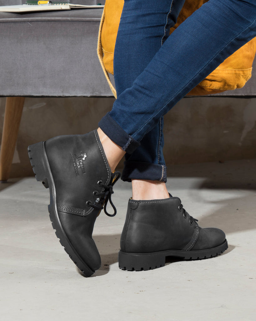 Bota Panama botines de piel con forro interior de piel. negro