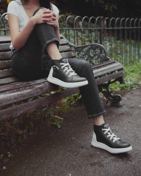 Yumbel sneakers de piel con forro interior de piel. negro